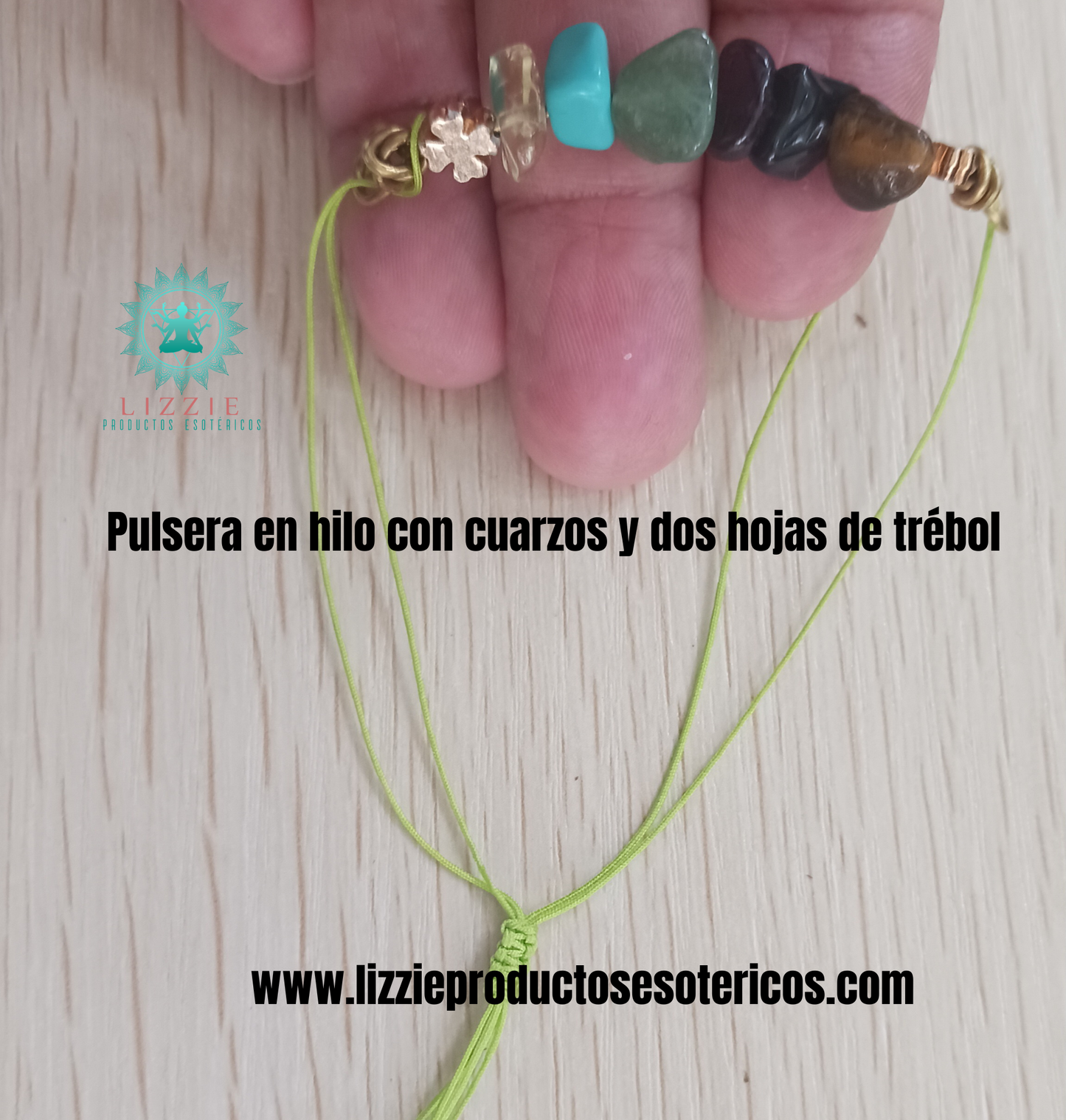 Pulsera en hilo con cuarzos y dos hojas de trébol