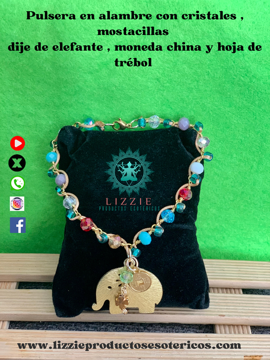 Pulsera en alambre con cristales, mostacillas, dije de elefante, moneda china y hoja de trébol