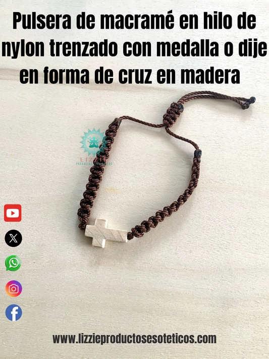 Pulsera de macramé en hilo de nylon trenzado con medalla o dije en forma de cruz en madera