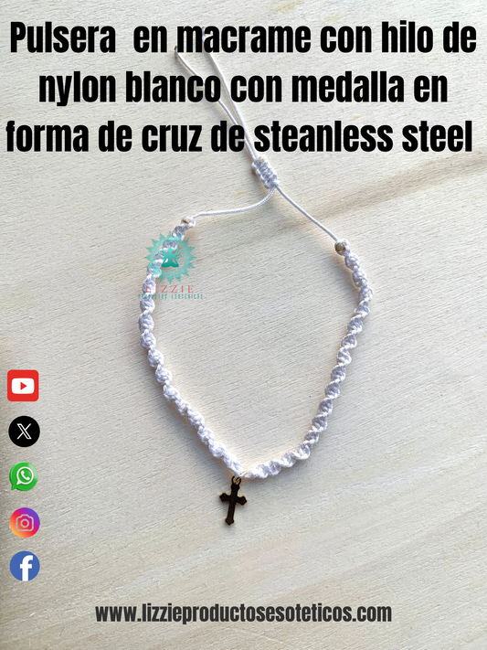 Pulsera en macramé con hilo de nylon blanco con medalla en forma de cruz en steanless steel