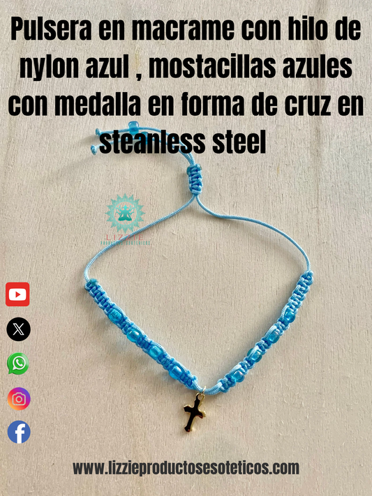 Pulsera en macramé con hilo de nylon azul , mostacillas azules con medalla en forma de cruz de steanless steel